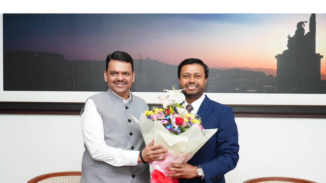 Maharashtra CM Devendra Fadnavis (Left) with AirTrunk founder and CEO Robin Khuda (Right) (Photo X/@Dev_Fadnavis) Maharashtra CM Devendra Fadnavis (Left) with AirTrunk founder and CEO Robin Khuda (Right) (Photo X/@Dev_Fadnavis)