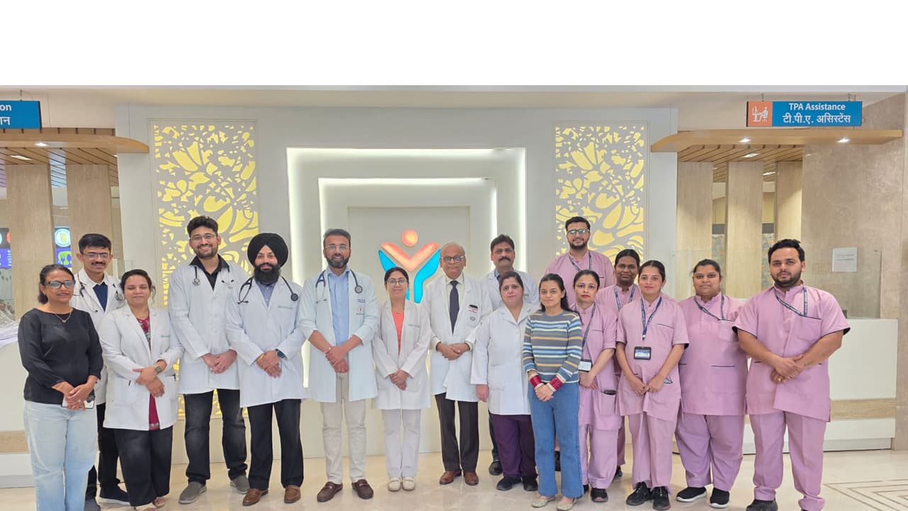 The team of doctors, nurses, and staff who treated the 65 year old patient (Photo/ANI) The team of doctors, nurses, and staff who treated the 65 year old patient (Photo/ANI)