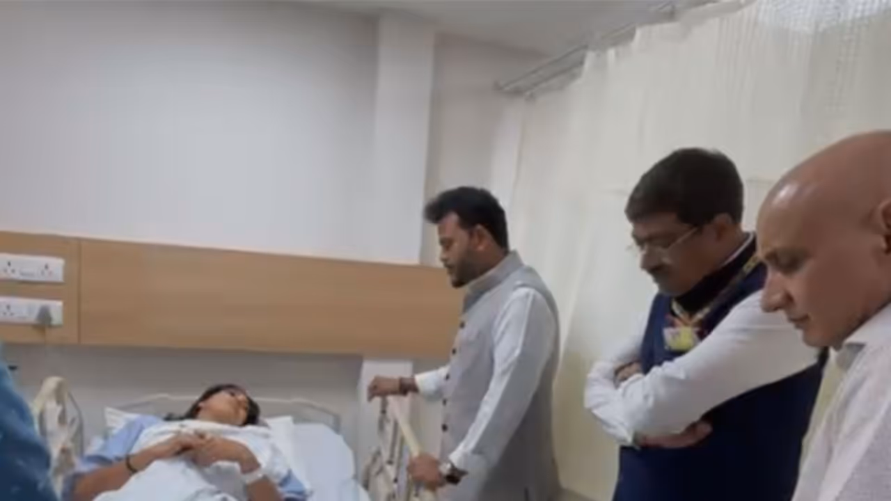 Civil Aviation Minister Ram Mohan Naidu visits injured in hospital (Photo/ANI) Civil Aviation Minister Ram Mohan Naidu visits injured in hospital (Photo/ANI)