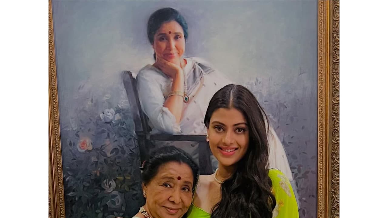 Asha Bhosle with granddaughter Zanai Bhosle (Photo/Instagram@zanaibhosle) Asha Bhosle with granddaughter Zanai Bhosle (Photo/Instagram@zanaibhosle)