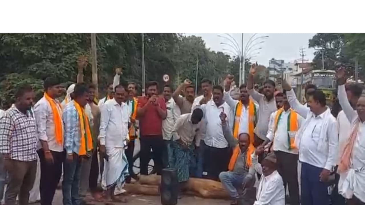 Karnataka BJP workers protest in Jagalur (Photo/ANI) Karnataka BJP workers protest in Jagalur (Photo/ANI)