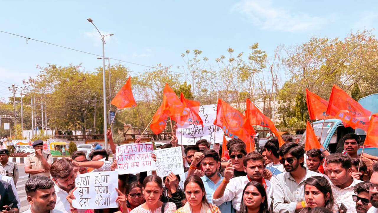 ABVP workers are protesting against liquor shop running near MLB Girls College in Bhopal (Photo/ANI) ABVP workers are protesting against liquor shop running near MLB Girls College in Bhopal (Photo/ANI)
