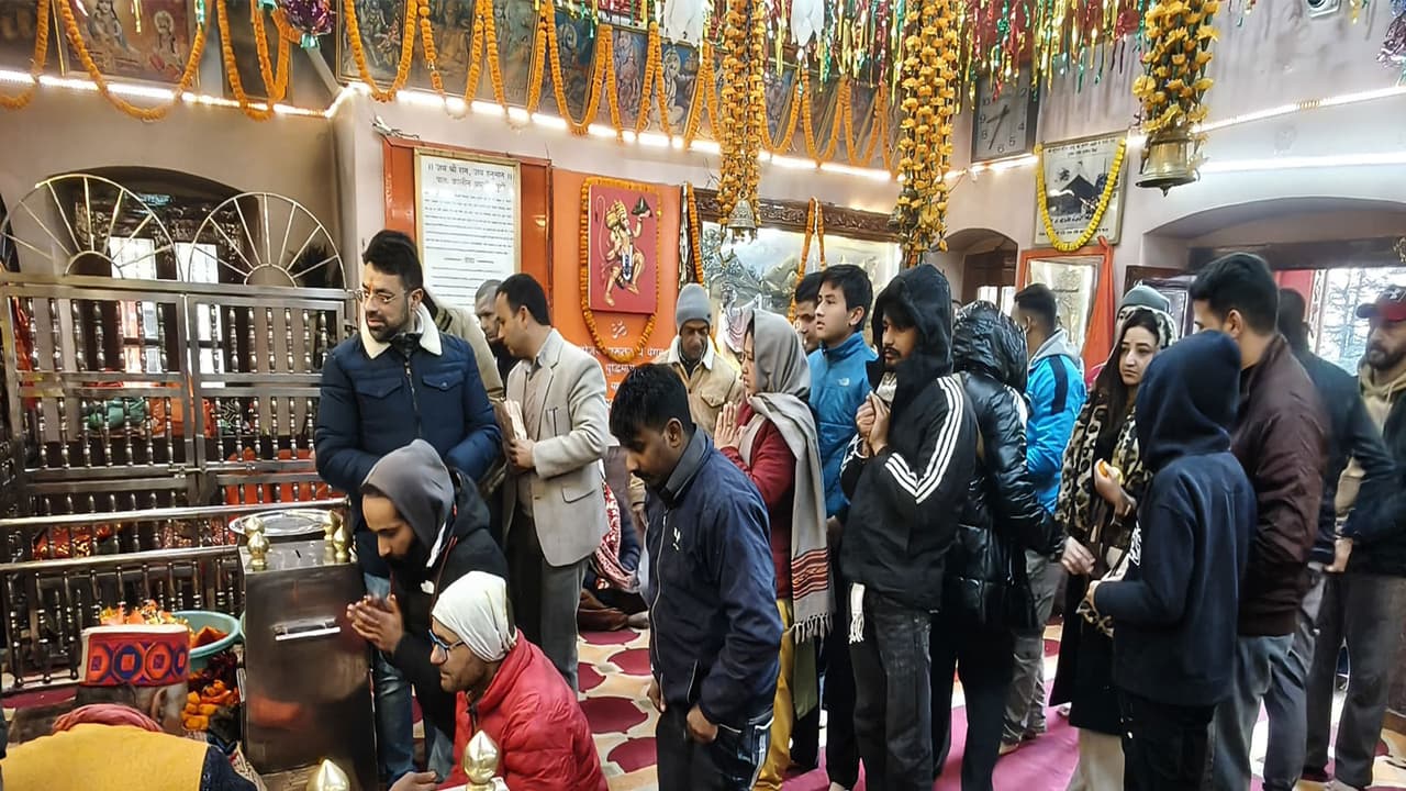 Tourists, locals visit Jakhhu Hanuman Temple in Shimla to begin New Year 2026 (Photo/ANI) Tourists, locals visit Jakhhu Hanuman Temple in Shimla to begin New Year 2026 (Photo/ANI)