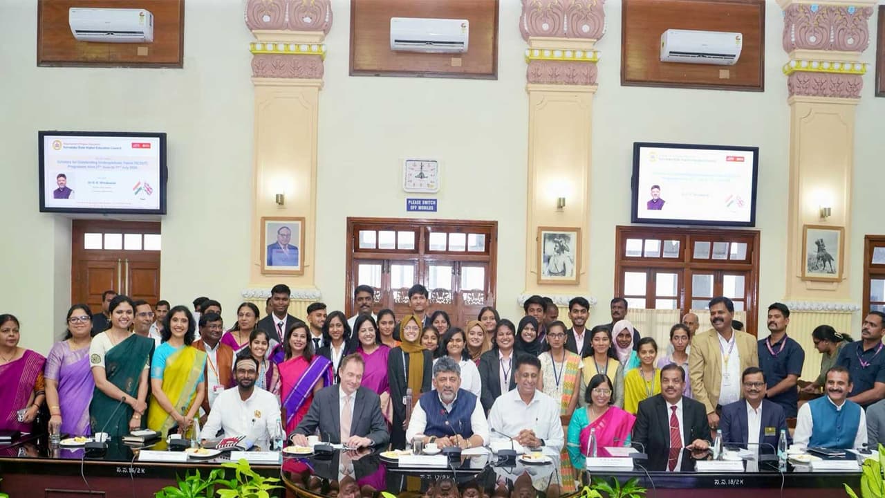 Karnataka Chief Minister DK Shivakumar with Scholars (Photo/@DKShivakumar) Karnataka Chief Minister DK Shivakumar with Scholars (Photo/@DKShivakumar)