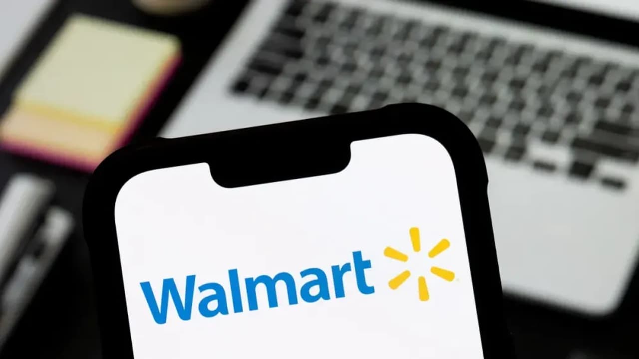 Walmart, JPMorgan Tie Up For Better Payments On Marketplace Platform: Retail Sentiment Lags Walmart, JPMorgan Tie Up For Better Payments On Marketplace Platform: Retail Sentiment Lags
