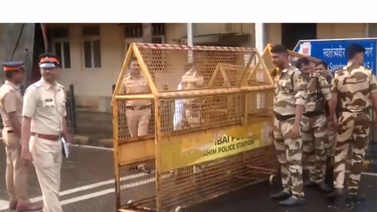 Security outside Shivaji Park (Photo/ANI) Security outside Shivaji Park (Photo/ANI)