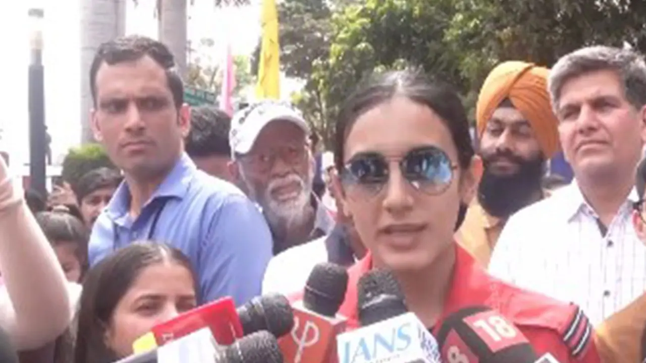 Flight Lieutenant in Surya Kiran Aerobatic Team (SKAT) Kanwal Sandhu (Photo/ANI) Flight Lieutenant in Surya Kiran Aerobatic Team (SKAT) Kanwal Sandhu (Photo/ANI)