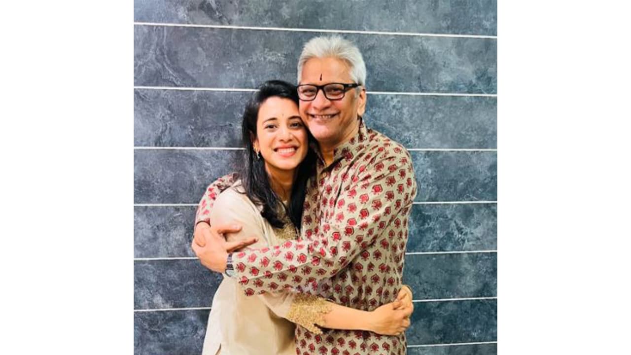 Smriti Mandhana with father (Photo: Instagram/@smriti_mandhana) Smriti Mandhana with father (Photo: Instagram/@smriti_mandhana)