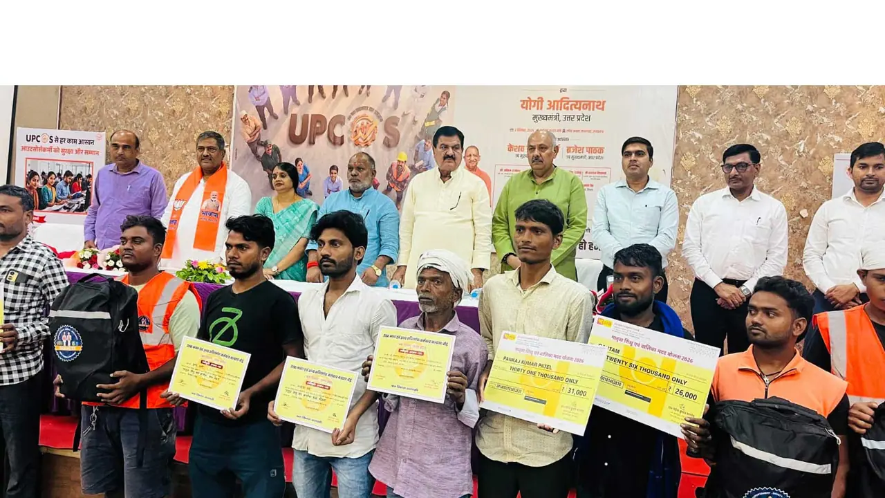 Symbolic checks distributed to beneficiaries after UPCOS launched (Photo/Information Department Varanasi) Symbolic checks distributed to beneficiaries after UPCOS launched (Photo/Information Department Varanasi)