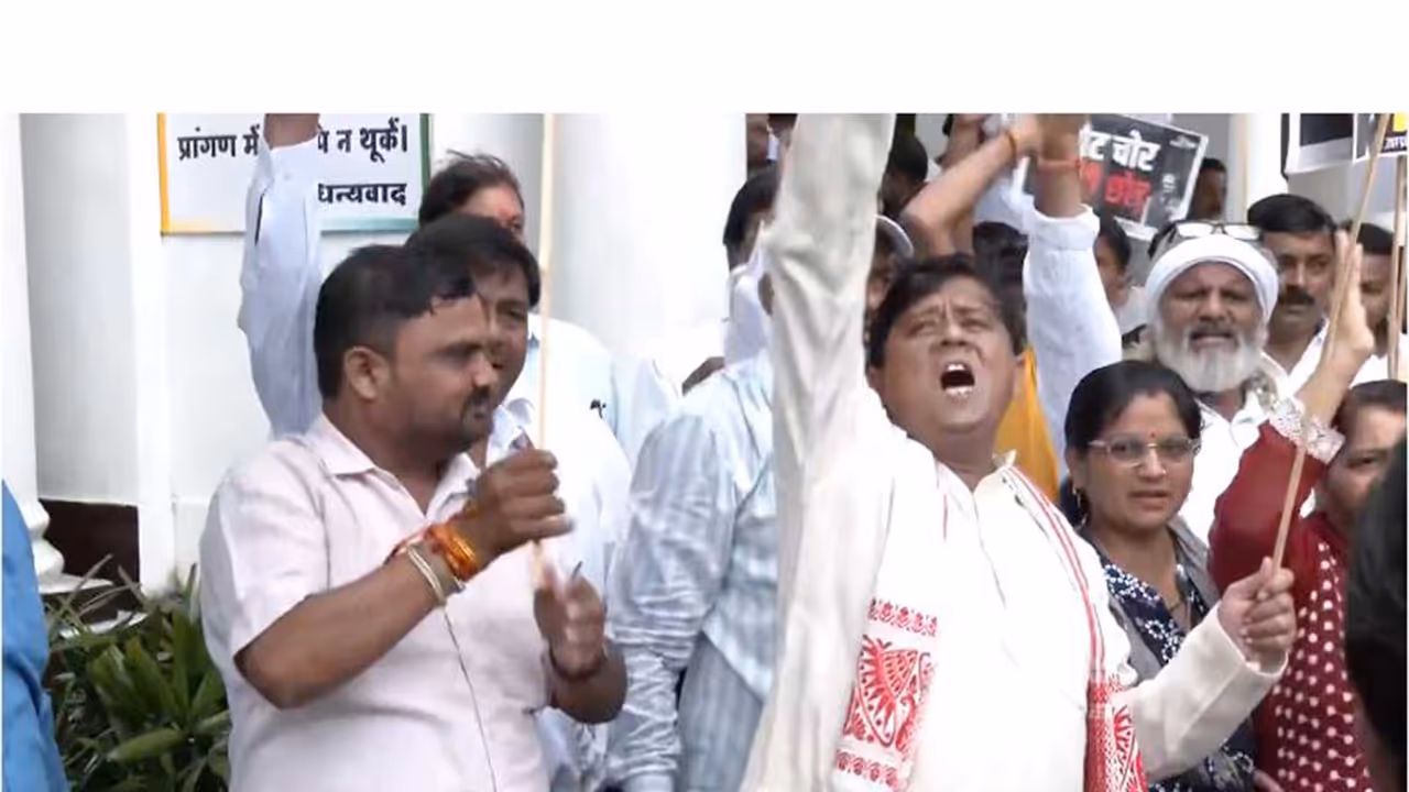 Congress stage protest in Lucknow (Photo/ANI) Congress stage protest in Lucknow (Photo/ANI)
