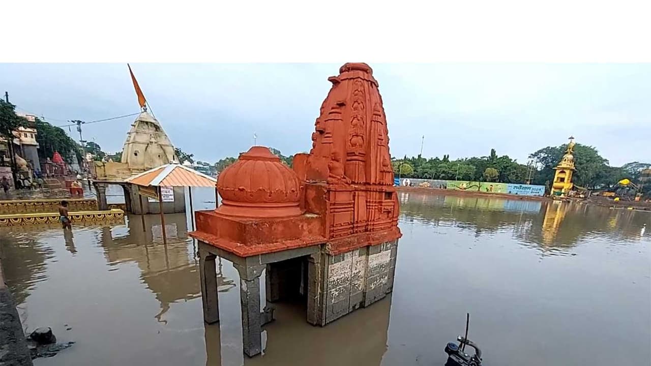 Temples submerged along the banks at Ram Ghat in Ujjain (Photo/ANI) Temples submerged along the banks at Ram Ghat in Ujjain (Photo/ANI)