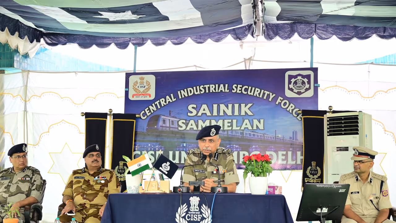 CISF DG reviews operational preparedness at DMRC Delhi (Photo/@CISFHQrs/X) CISF DG reviews operational preparedness at DMRC Delhi (Photo/@CISFHQrs/X)