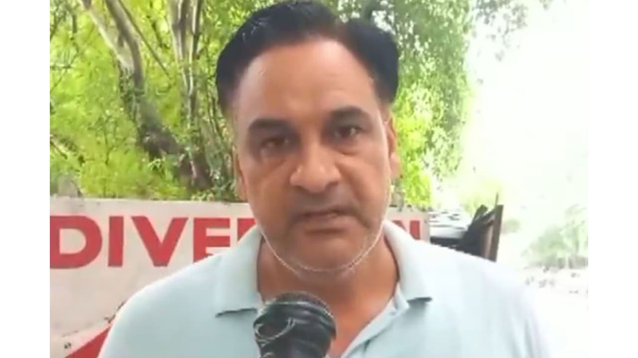 Eyewitness Pradeep at the site of the fatal accident in Vasant Kunj, Delhi (Photo/ANI) Eyewitness Pradeep at the site of the fatal accident in Vasant Kunj, Delhi (Photo/ANI)