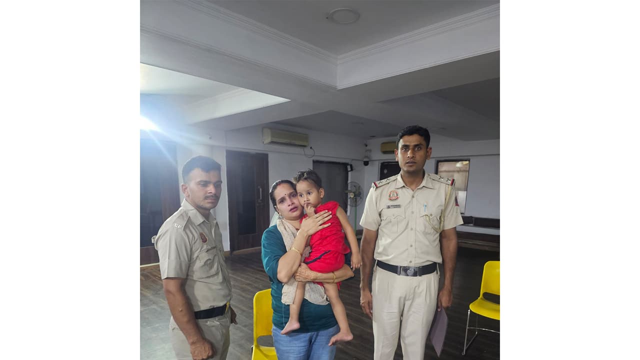 Delhi Police personnel with the child who was safely traced and reunited with his mother after going missing (Photo/ANI) Delhi Police personnel with the child who was safely traced and reunited with his mother after going missing (Photo/ANI)