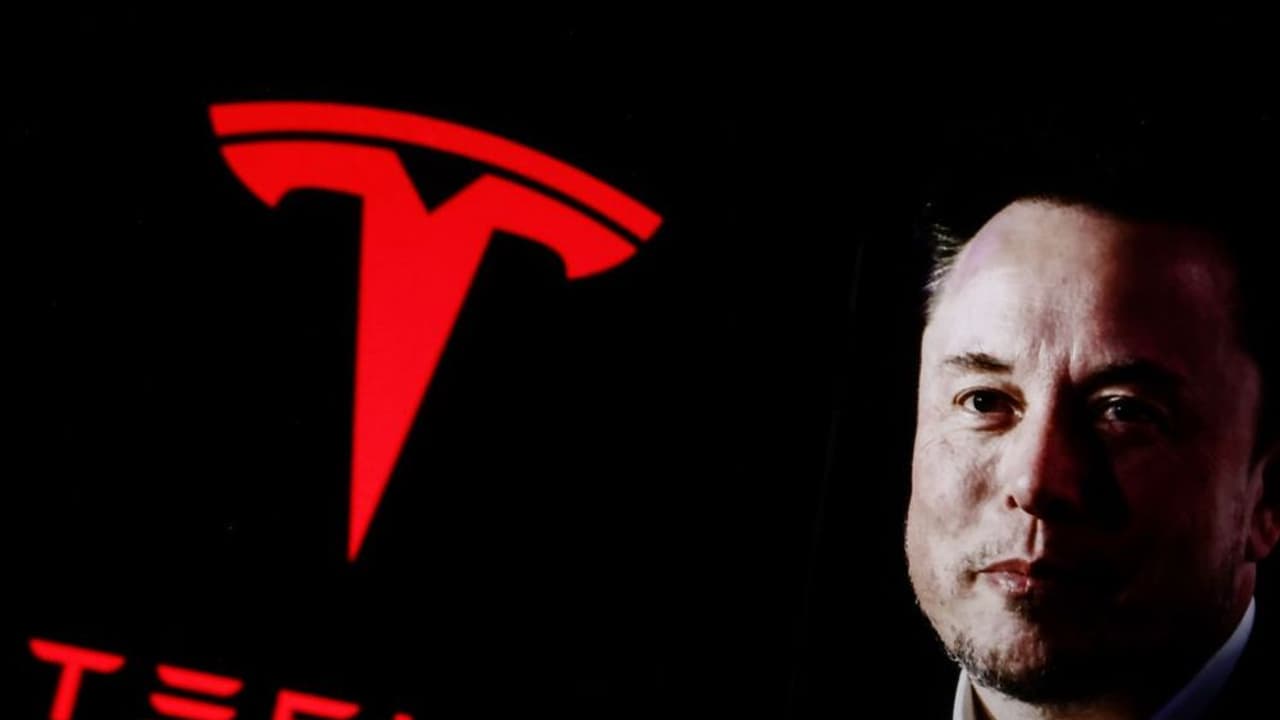 Tesla Stock Extends Winning Streak To 5 Days: Retail’s Feeling More Bullish While Cathie Wood Predicts $2,600 Target