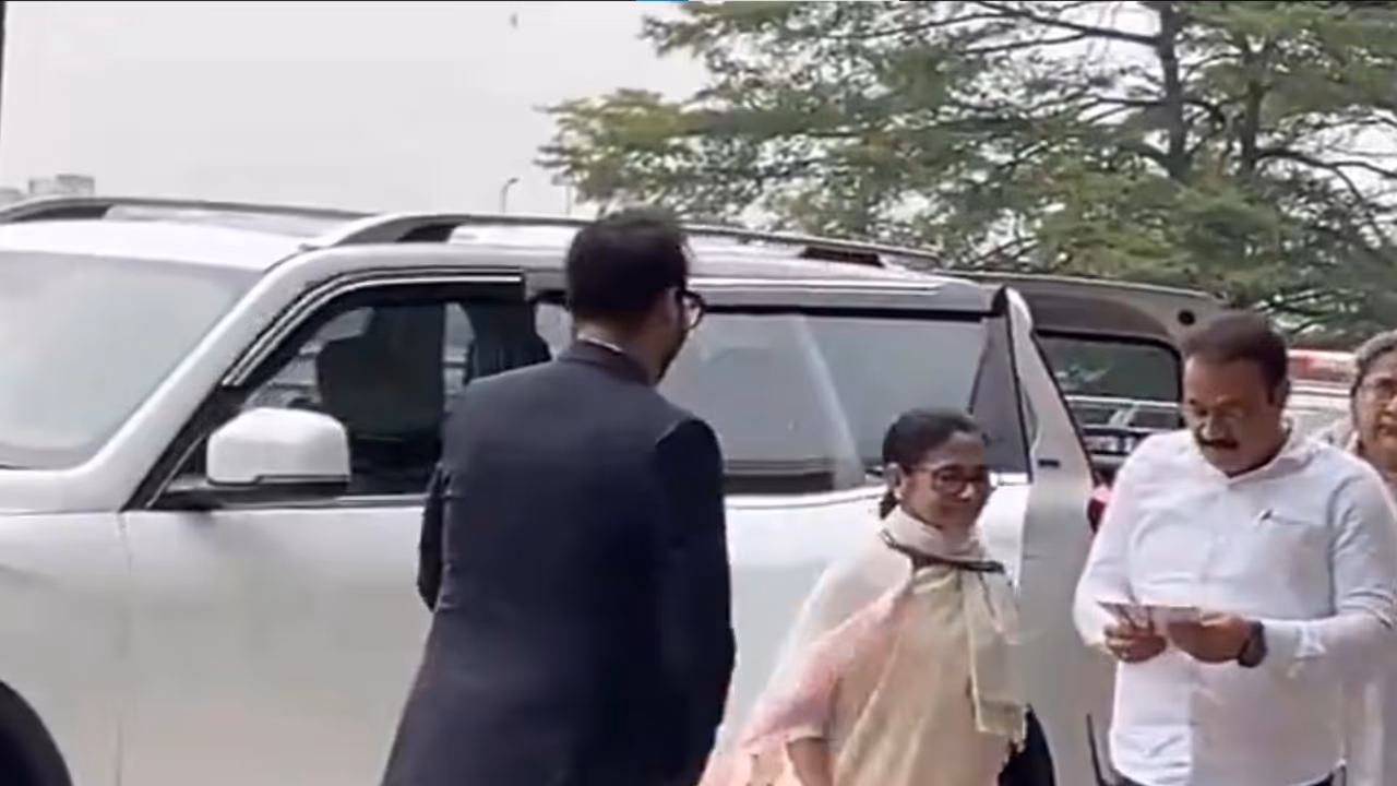 TMC supremo Mamata Banerjee at Kolkata airport (Photo/ANI) TMC supremo Mamata Banerjee at Kolkata airport (Photo/ANI)