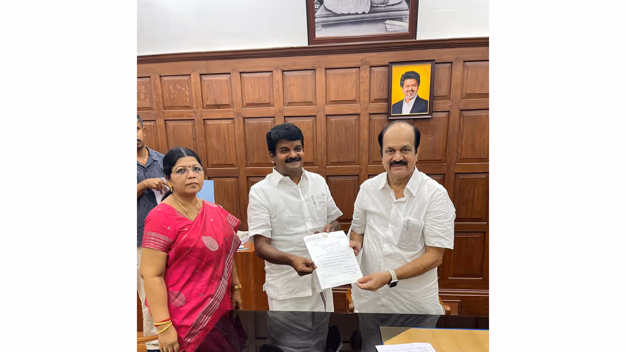 Viralimalai MLA C Vijayabaskar and Tamil Nadu Legislative Assembly to Speaker JCD Prabhakar (Photo/TN DIPR) Viralimalai MLA C Vijayabaskar and Tamil Nadu Legislative Assembly to Speaker JCD Prabhakar (Photo/TN DIPR)
