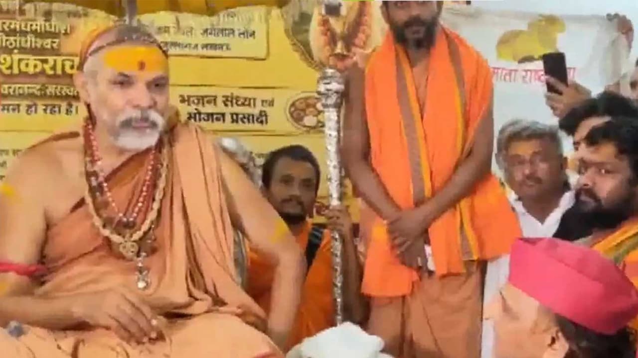 SP Chief Akhilesh Yadav meets Spiritual leader Swami Avimukteshwaranand Saraswati at the latter's programme in Lucknow (Photo/ANI) SP Chief Akhilesh Yadav meets Spiritual leader Swami Avimukteshwaranand Saraswati at the latter's programme in Lucknow (Photo/ANI)