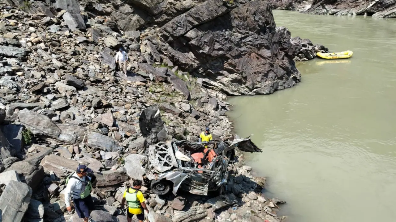 Car falls into deep gorge in Tehri Garhwal (Photo/SDRF) Car falls into deep gorge in Tehri Garhwal (Photo/SDRF)