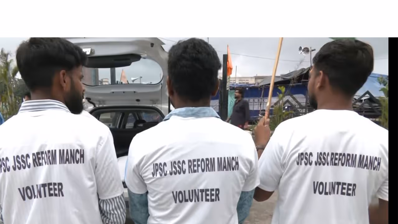 Volunteers wearing customized T shirts printed with "JPSC JSSC REFORM MANCH VOLUNTEER" gather near a vehicle outside Jaipal Singh Munda Stadium in Ranchi (Photo/ANI) Volunteers wearing customized T shirts printed with "JPSC JSSC REFORM MANCH VOLUNTEER" gather near a vehicle outside Jaipal Singh Munda Stadium in Ranchi (Photo/ANI)
