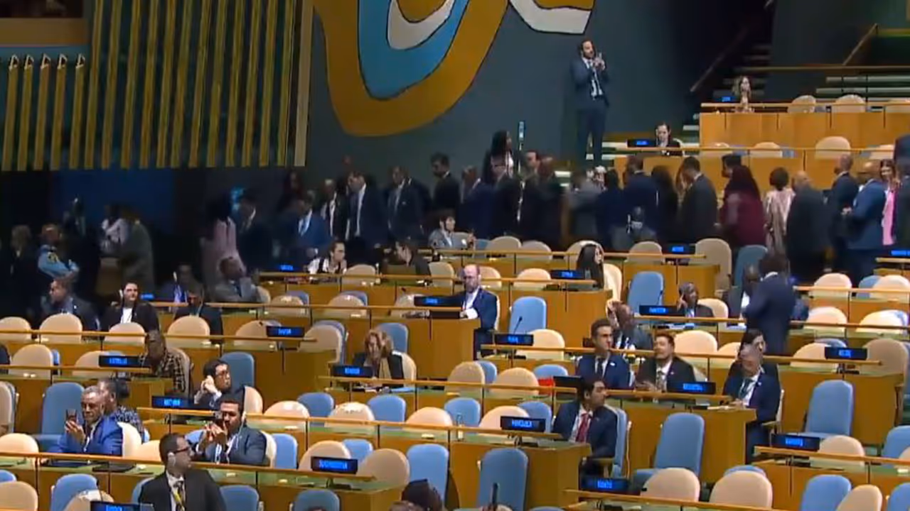 Delegates from various countries leave the UN General Assembly hall (Photo/TheUnitedNations/Youtube) Delegates from various countries leave the UN General Assembly hall (Photo/TheUnitedNations/Youtube)