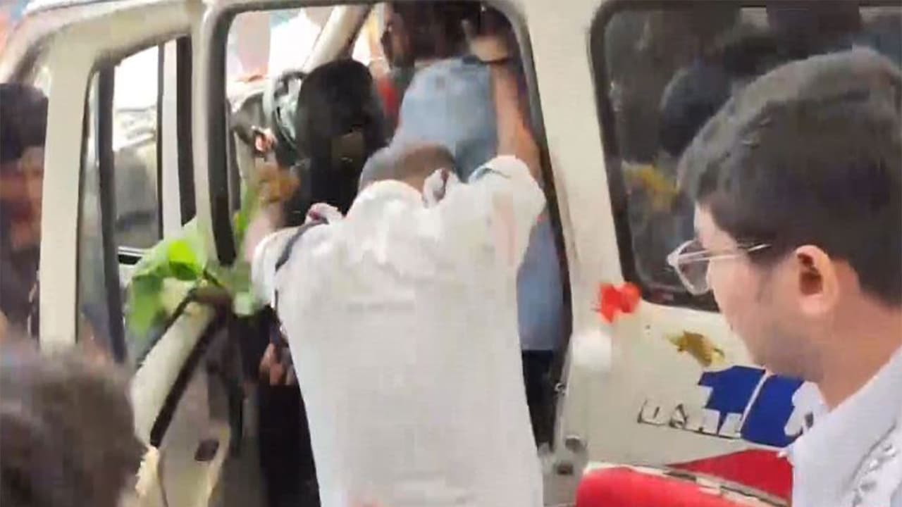 Police shield former Bidhannagar Mayor Sabyasachi Dutta as eggs and tomatoes are hurled at him while he is being taken away from police station (Photo/ANI) Police shield former Bidhannagar Mayor Sabyasachi Dutta as eggs and tomatoes are hurled at him while he is being taken away from police station (Photo/ANI)