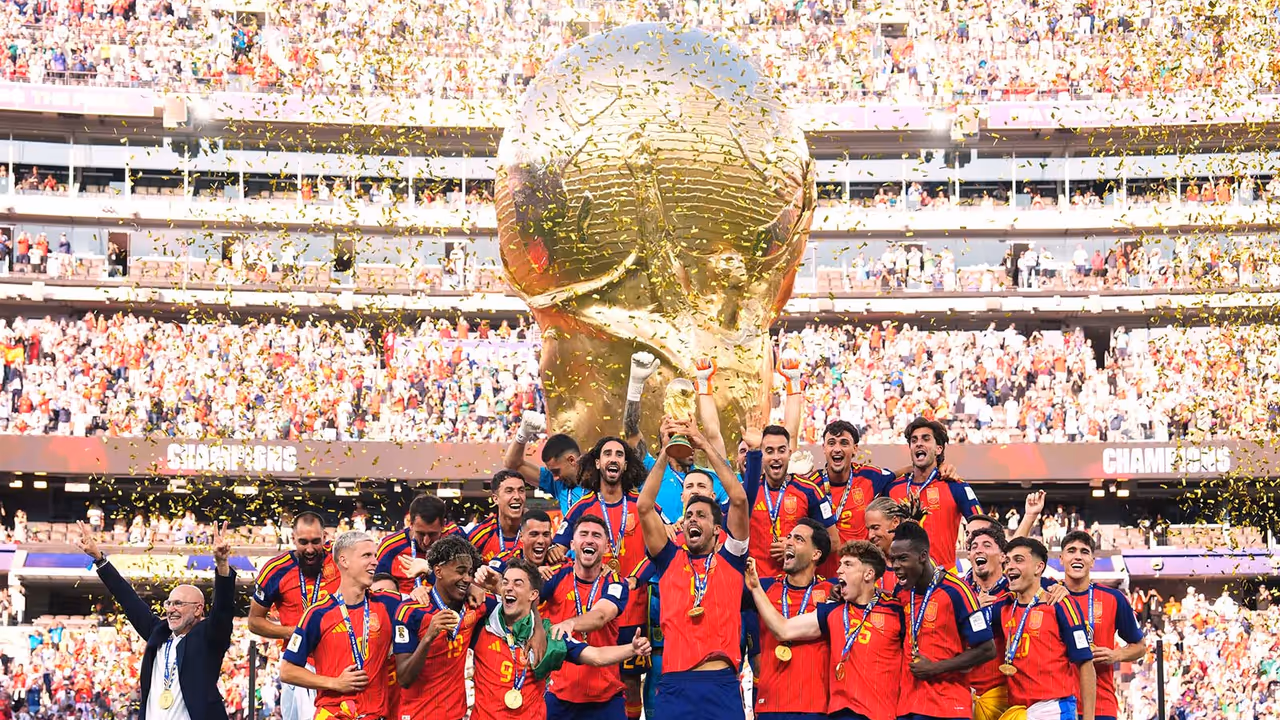 Spain football team with FIFA World Cup 2026 trophy (Photo: X/ @SEFutbol) Spain football team with FIFA World Cup 2026 trophy (Photo: X/ @SEFutbol)