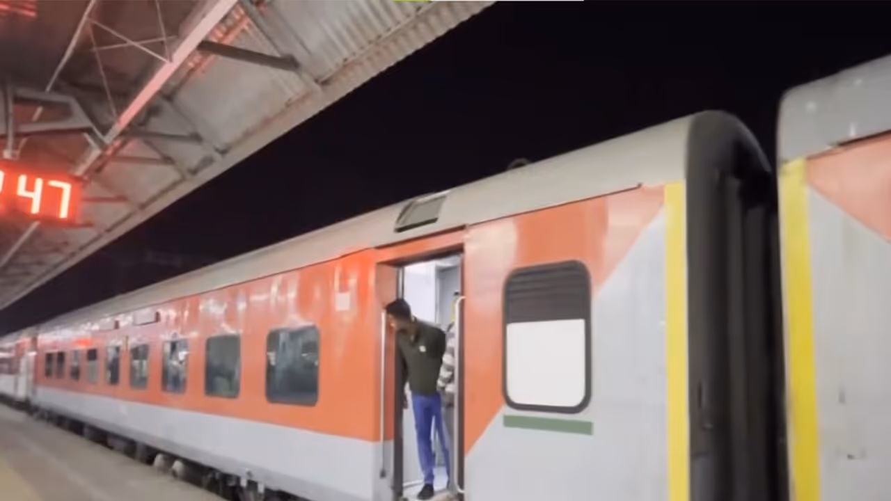 Dadar Ajmer Superfast Express at Ajmer Junction Railway Station (Photo/ANI)