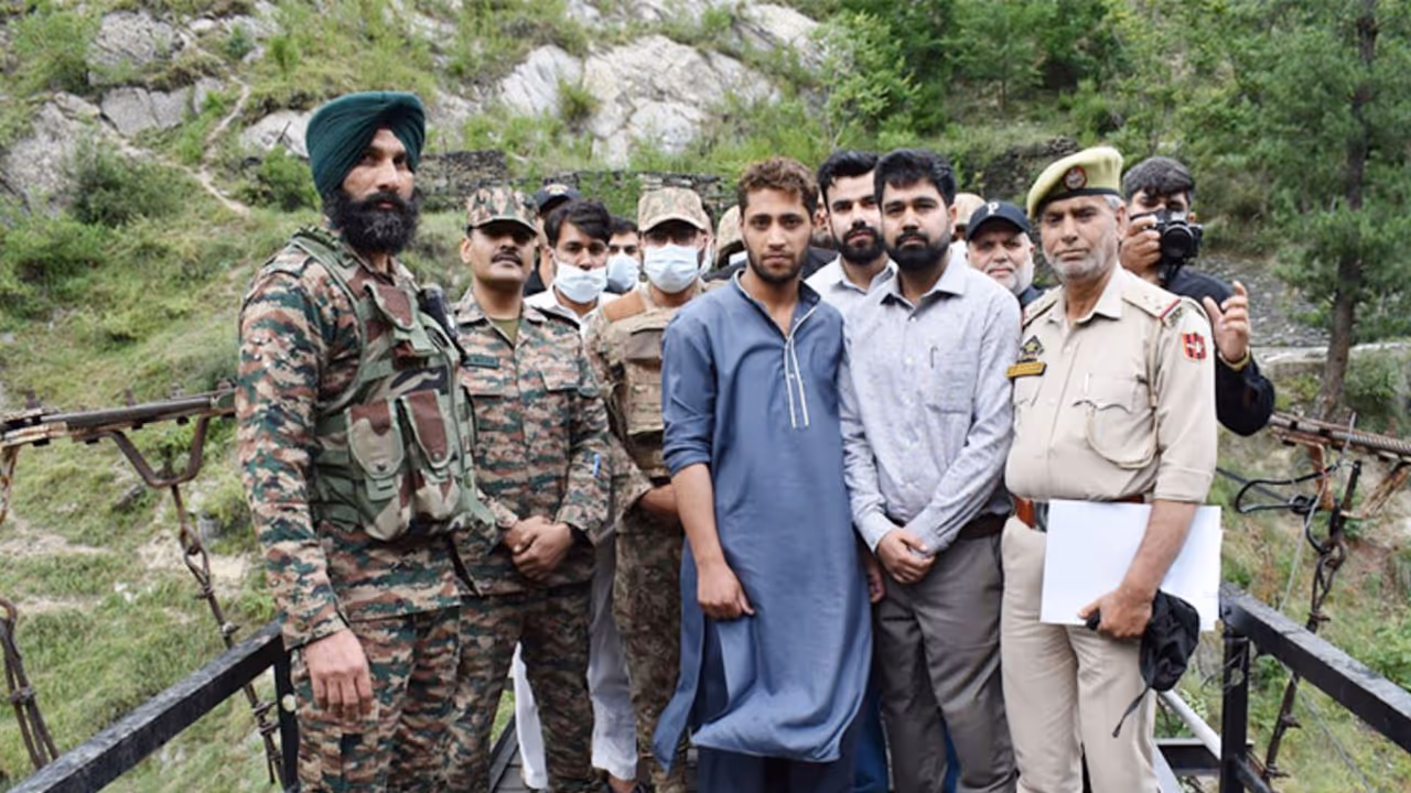 Repatriation of Pakistani National by Indian Army (Photo/X/@ChinarcorpsIA) Repatriation of Pakistani National by Indian Army (Photo/X/@ChinarcorpsIA)