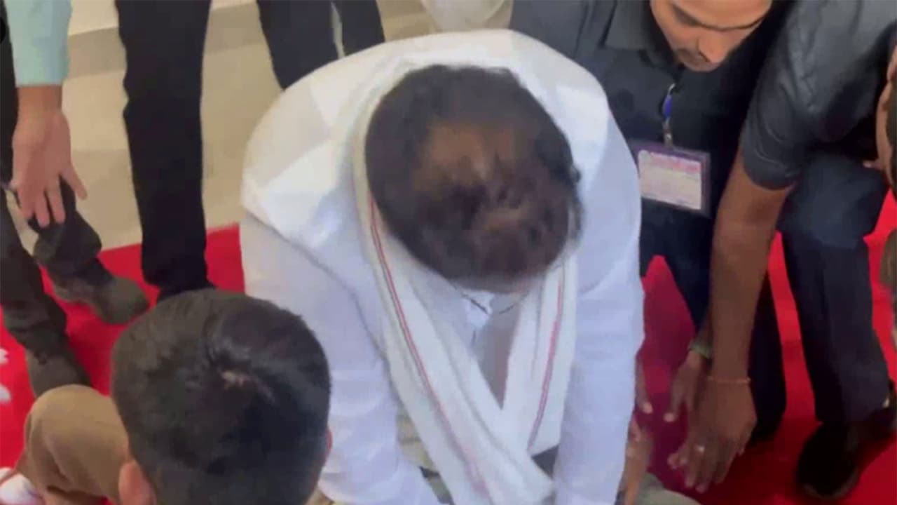 Telangana Minister Vakiti Srihari performs CPR on IAS Officer's PS after he collapses at assembly (Photo: Congress PRO) Telangana Minister Vakiti Srihari performs CPR on IAS Officer's PS after he collapses at assembly (Photo: Congress PRO)