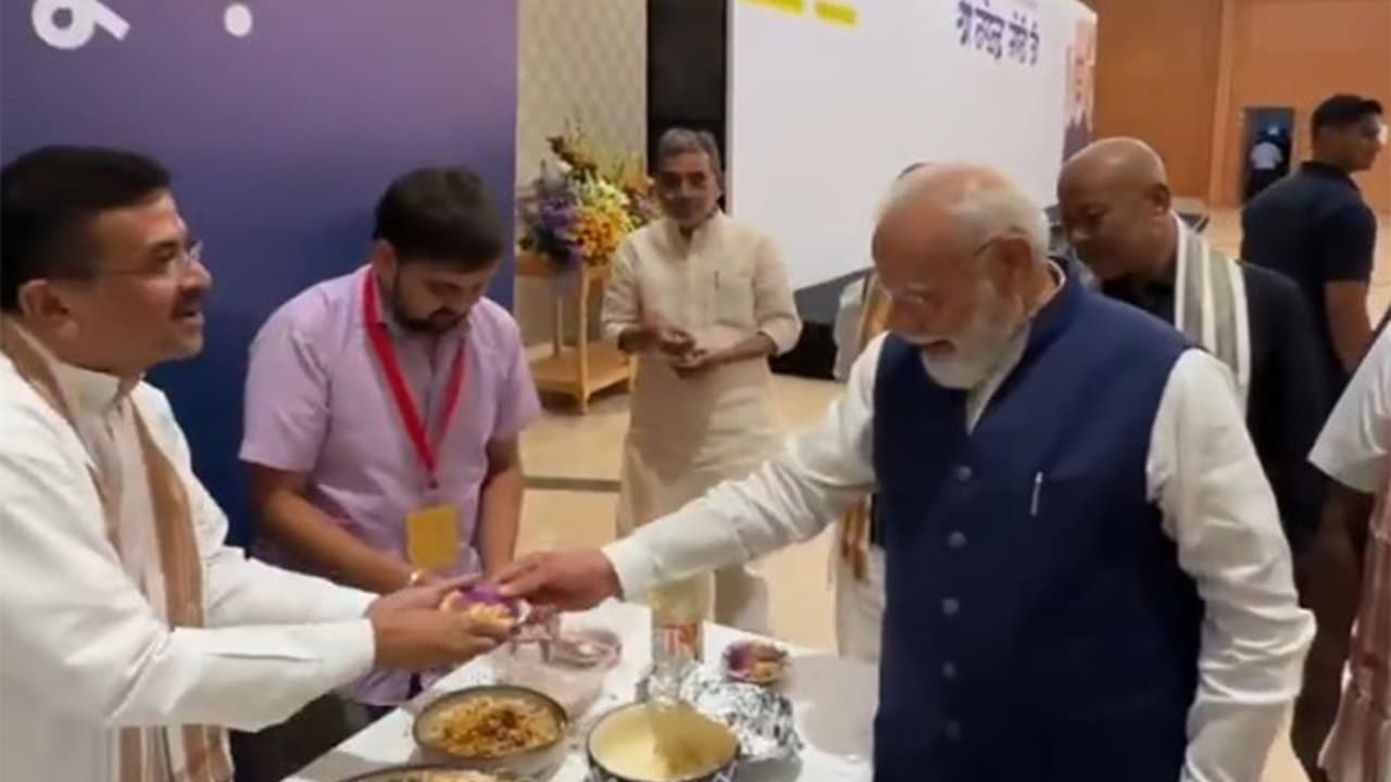 PM Modi shares jhalmuri with fellow leaders (Photo/Narendra Modi/Instagram) PM Modi shares jhalmuri with fellow leaders (Photo/Narendra Modi/Instagram)