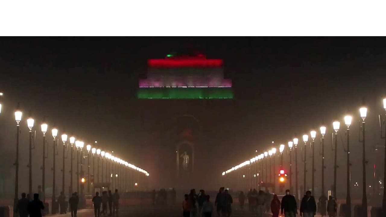 A thick layer of smog engulfs the Kartavya Path. (Photo/ANI) A thick layer of smog engulfs the Kartavya Path. (Photo/ANI)