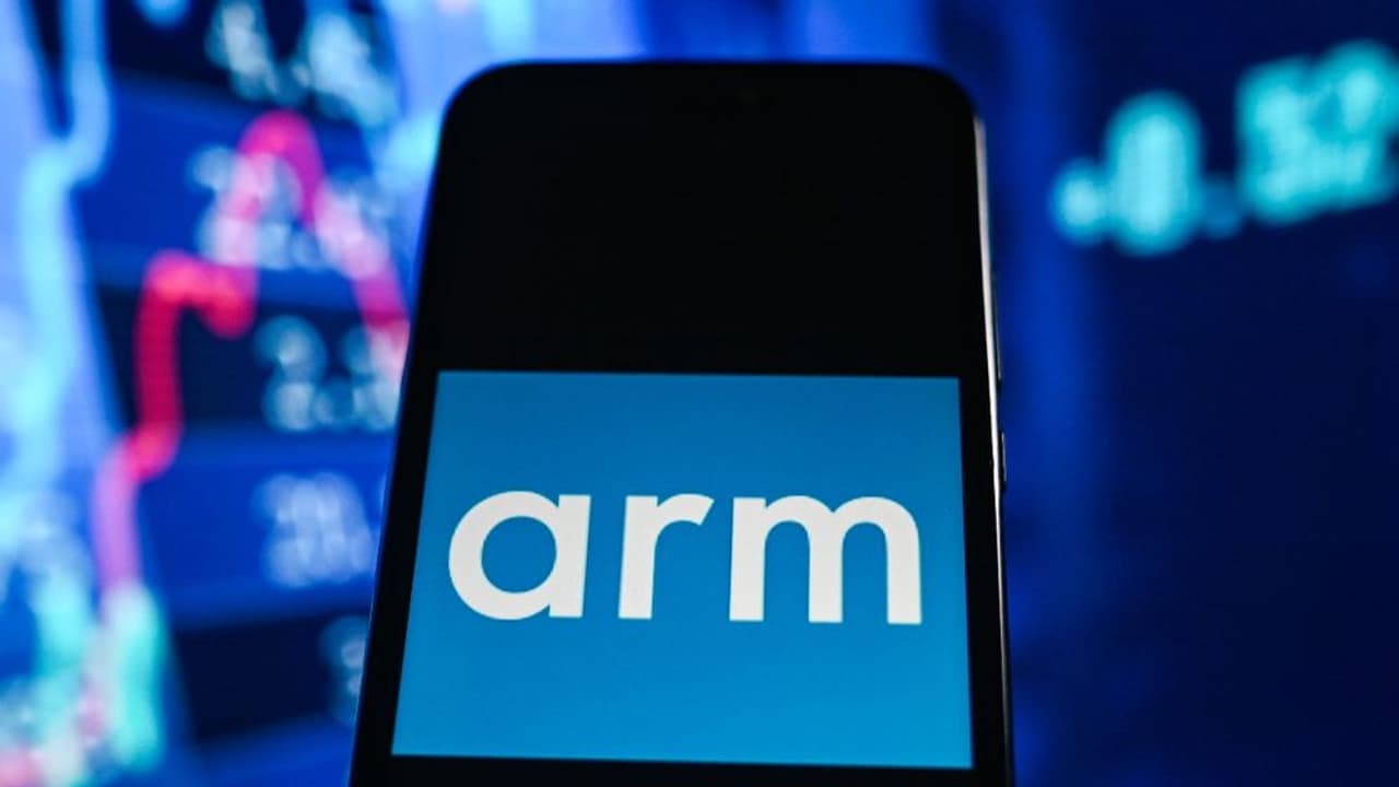 https://stocktwits.com/news articles/markets/equity/arm holdings draws investor interest as stock continues to hover near 200 dma after 4 consecutive sessions of decline/cLPkvLvREIU