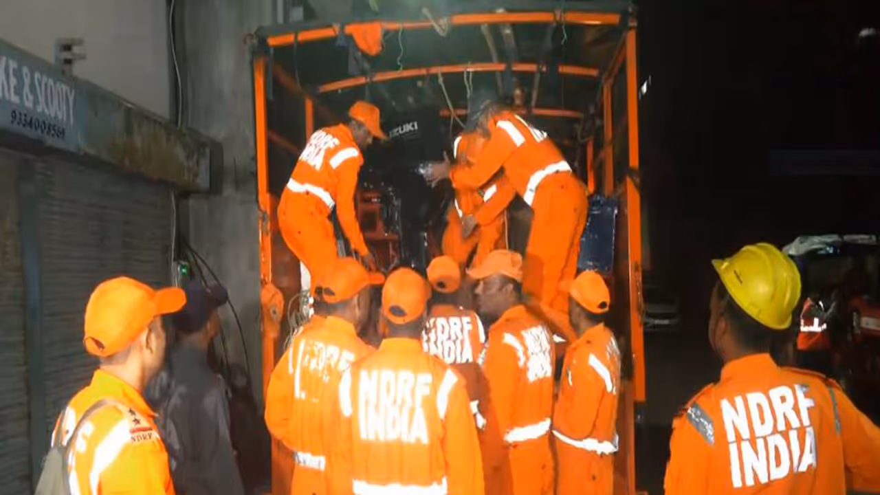 NDRF personnel conduct a rescue operation after a water tank slab collapsed in Ranchi (Photo/ANI) NDRF personnel conduct a rescue operation after a water tank slab collapsed in Ranchi (Photo/ANI)