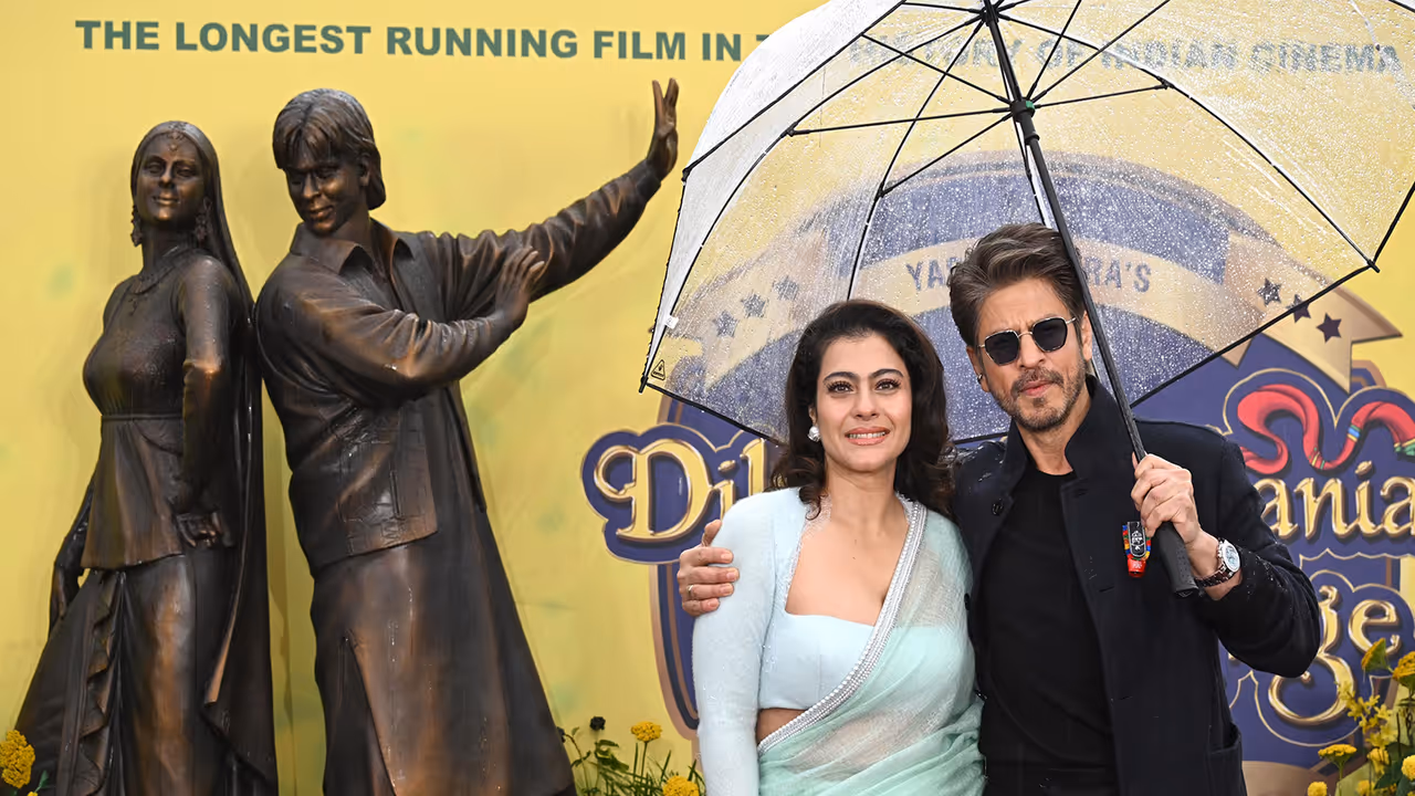 SRK and Kajol in London (Image source: YRF)