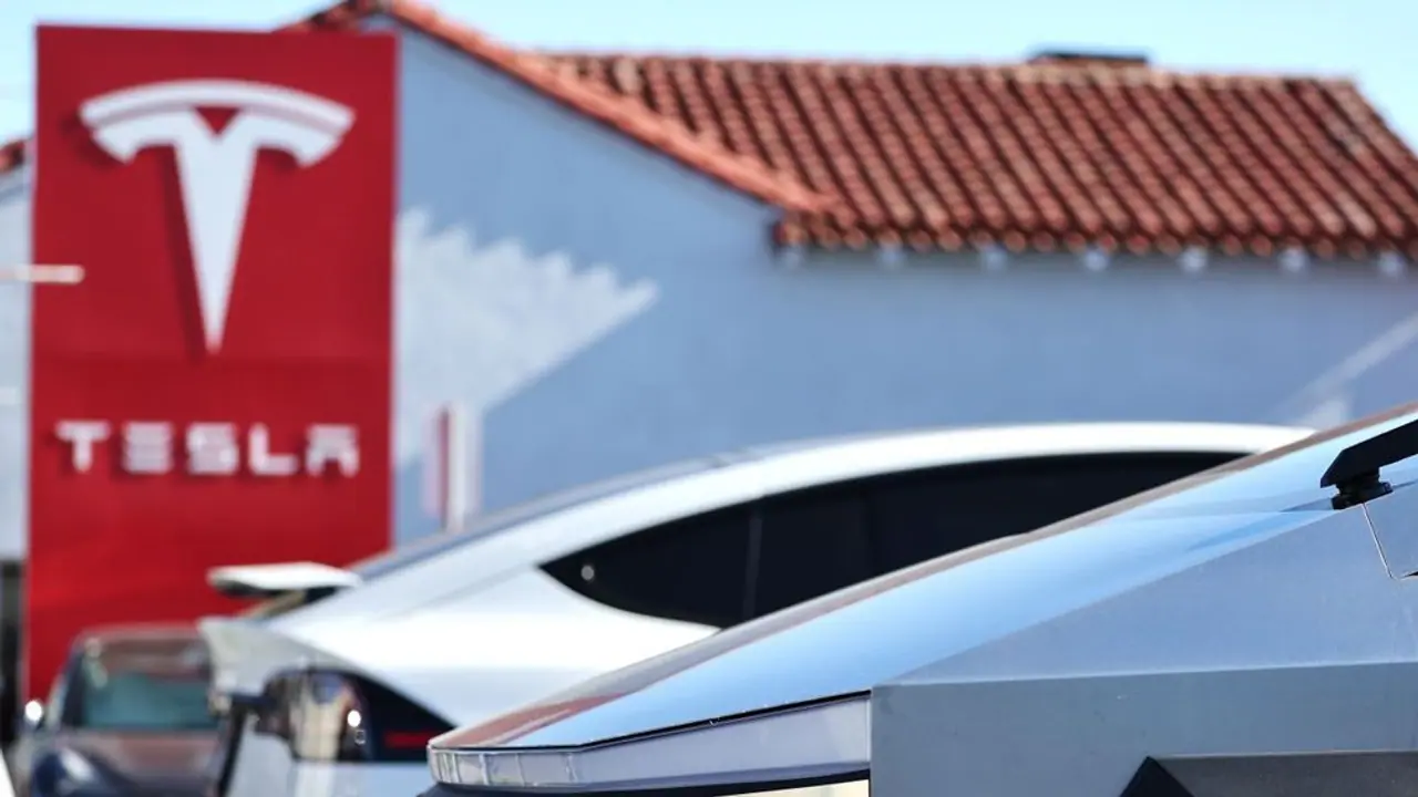 Tesla Stock Gets A Price Target Cut From Deutsche – Stock Barely Dips, Retail’s Optimistic Too