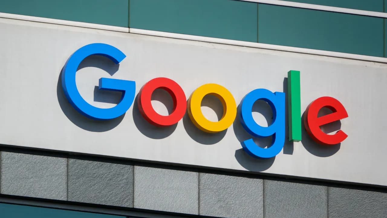 https://stocktwits.com/news articles/markets/equity/google could release new flash ai model as soon as wednesday says report googl stock gains after hours/cZsoy1IRJMH https://stocktwits.com/news articles/markets/equity/google could release new flash ai model as soon as wednesday says report googl stock gains after hours/cZsoy1IRJMH