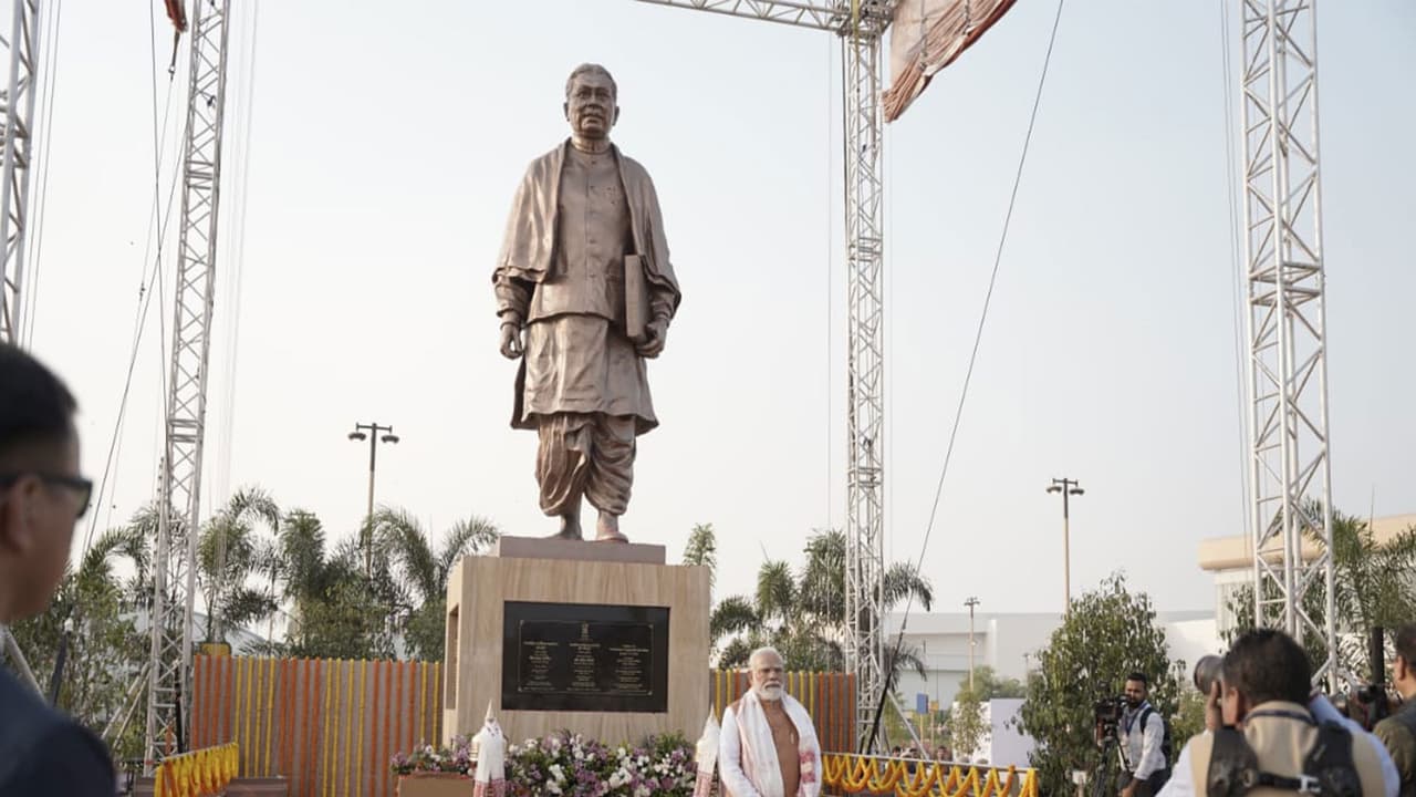 PM Modi unveils Gopinath Bardoloi's statue in Guwahati (Photo: @himantabiswa/X) PM Modi unveils Gopinath Bardoloi's statue in Guwahati (Photo: @himantabiswa/X)