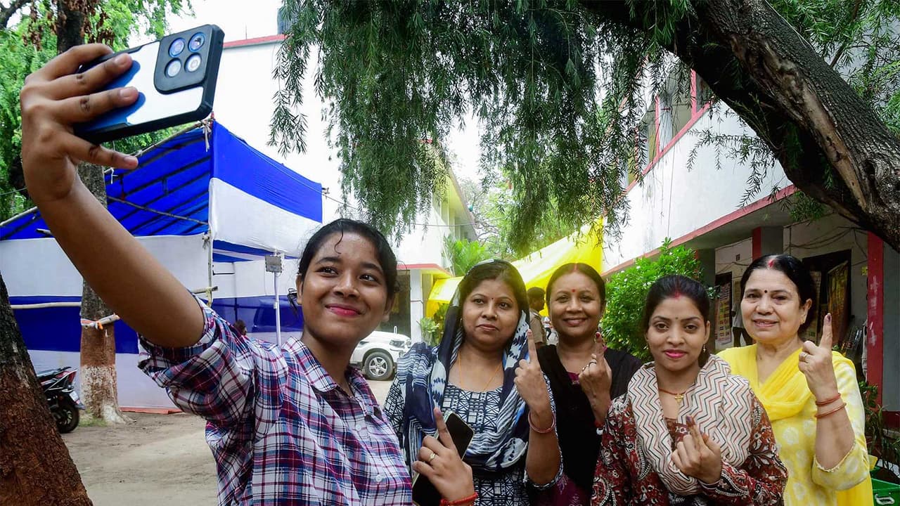 Voters pose showing ink marked finger after casting their vote in Bankipur (Photo/ANI) Voters pose showing ink marked finger after casting their vote in Bankipur (Photo/ANI)
