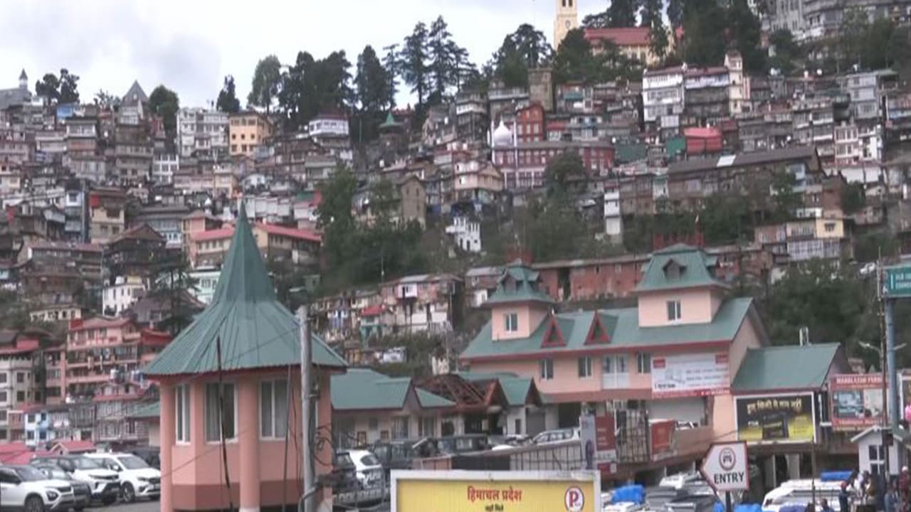Pleasant weather draws massive tourist influx to Shimla, Himachal hills (Photo/ANI) Pleasant weather draws massive tourist influx to Shimla, Himachal hills (Photo/ANI)