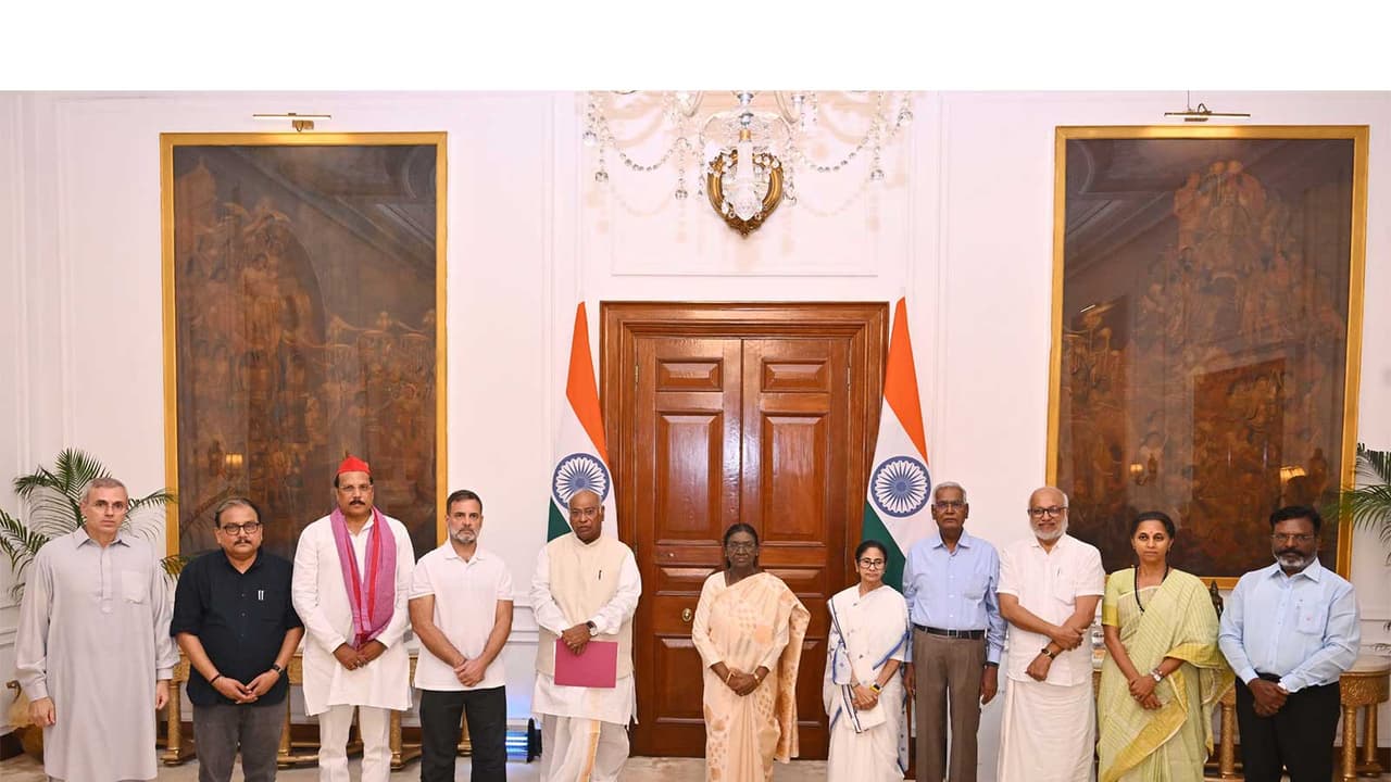 INDIA bloc leaders submits memorandum to President Murmu (Photo/x/@RahulGandhi) INDIA bloc leaders submits memorandum to President Murmu (Photo/x/@RahulGandhi)