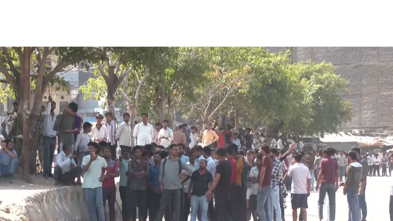 Workers protest in Noida (Photo/ANI) Workers protest in Noida (Photo/ANI)