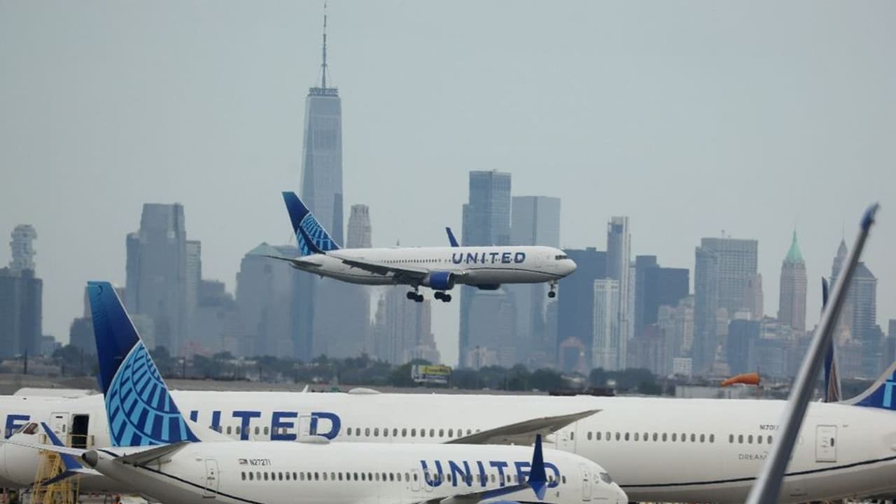 https://stocktwits.com/news articles/markets/equity/united airlines announces investment in aircraft start up jet zero/chQFQbORbWf https://stocktwits.com/news articles/markets/equity/united airlines announces investment in aircraft start up jet zero/chQFQbORbWf
