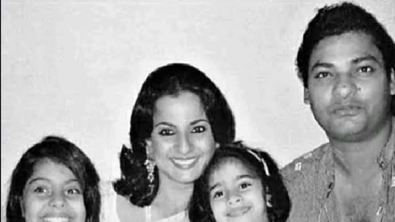 Kajol with her parents Tanuja, Shomu Mukherjee and sister Tanishaa (Photo/Instagram/@kajol) Kajol with her parents Tanuja, Shomu Mukherjee and sister Tanishaa (Photo/Instagram/@kajol)
