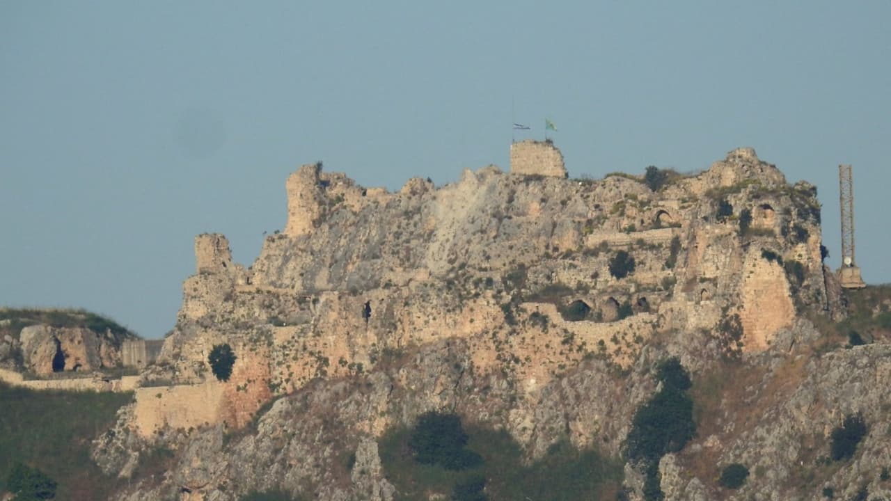 An Israeli flag and a flag of the Golani Brigade are raised on Beaufort Castle, as seen from Marjayoun, southern Lebanon (Photo/REUTERS) An Israeli flag and a flag of the Golani Brigade are raised on Beaufort Castle, as seen from Marjayoun, southern Lebanon (Photo/REUTERS)