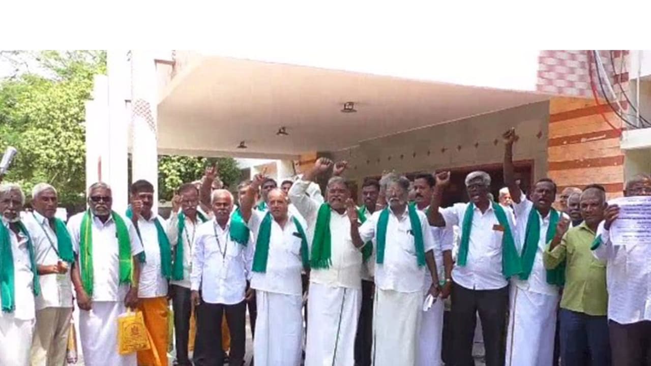 Farmers protest at District Collectorate in Vellore (Photo/ANI) Farmers protest at District Collectorate in Vellore (Photo/ANI)