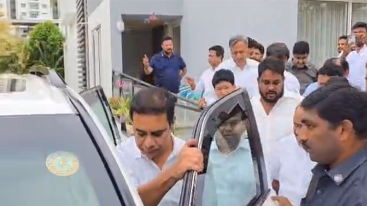 KT Rama Rao heads to Kannepalli Pump House (Photo/ANI) KT Rama Rao heads to Kannepalli Pump House (Photo/ANI)