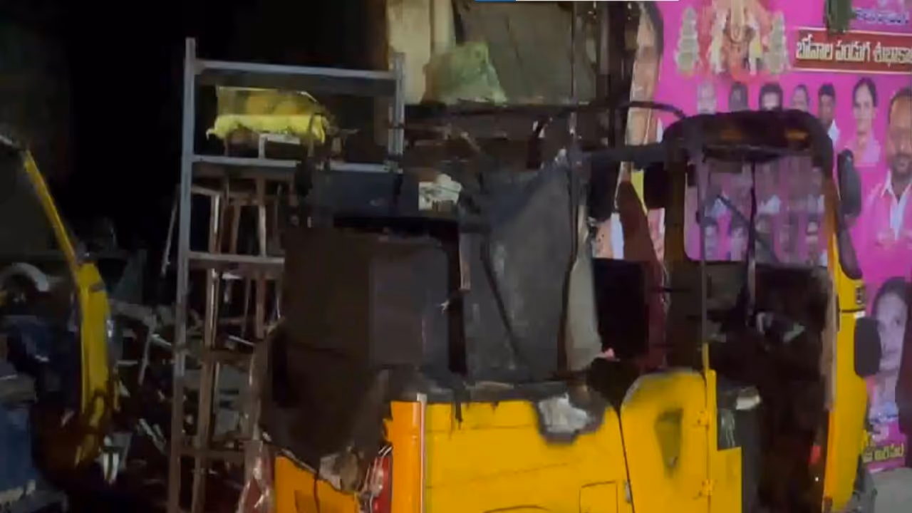 Charred auto rickshaw (Photo: ANI) Charred auto rickshaw (Photo: ANI)