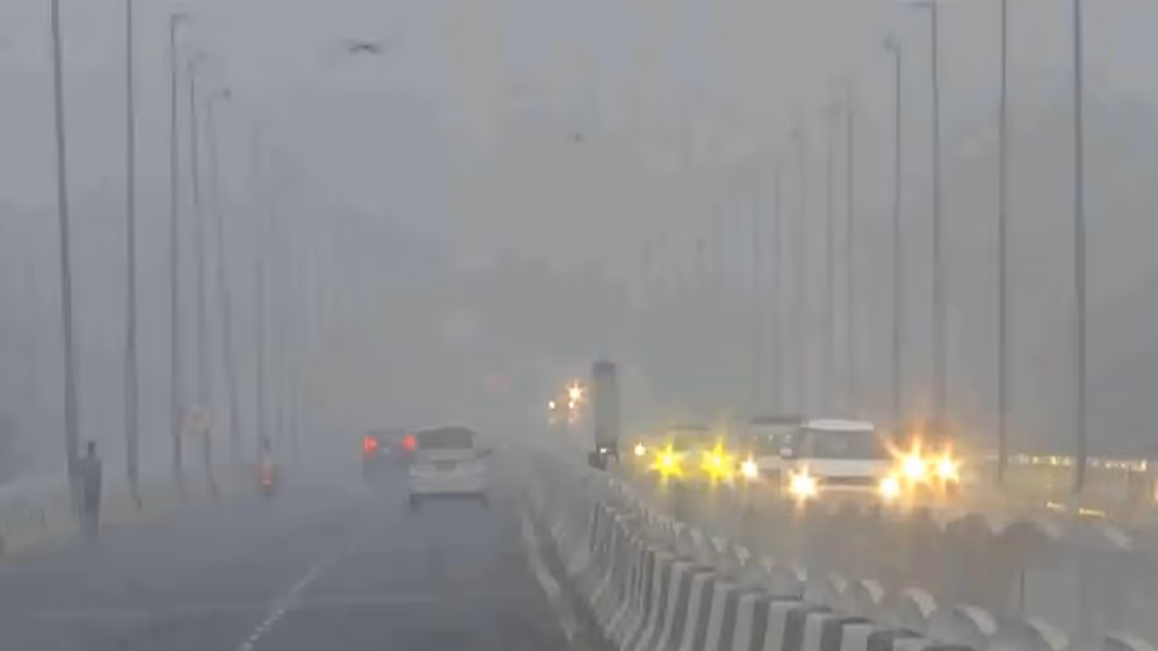 Visual from the Barapullah flyover area as a layer of toxic smog engulfs the national capital (Photo/ANI) Visual from the Barapullah flyover area as a layer of toxic smog engulfs the national capital (Photo/ANI)