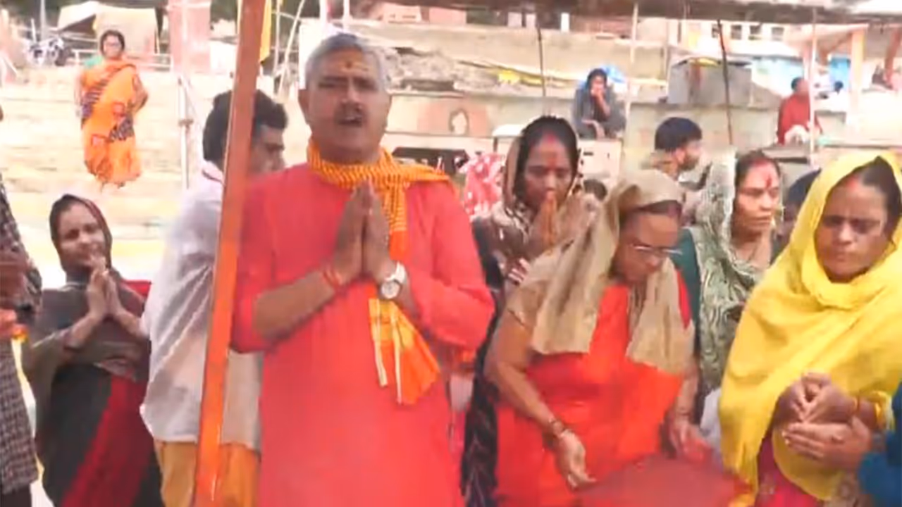 People offer prayers in Prayagraj (Photo: ANI)